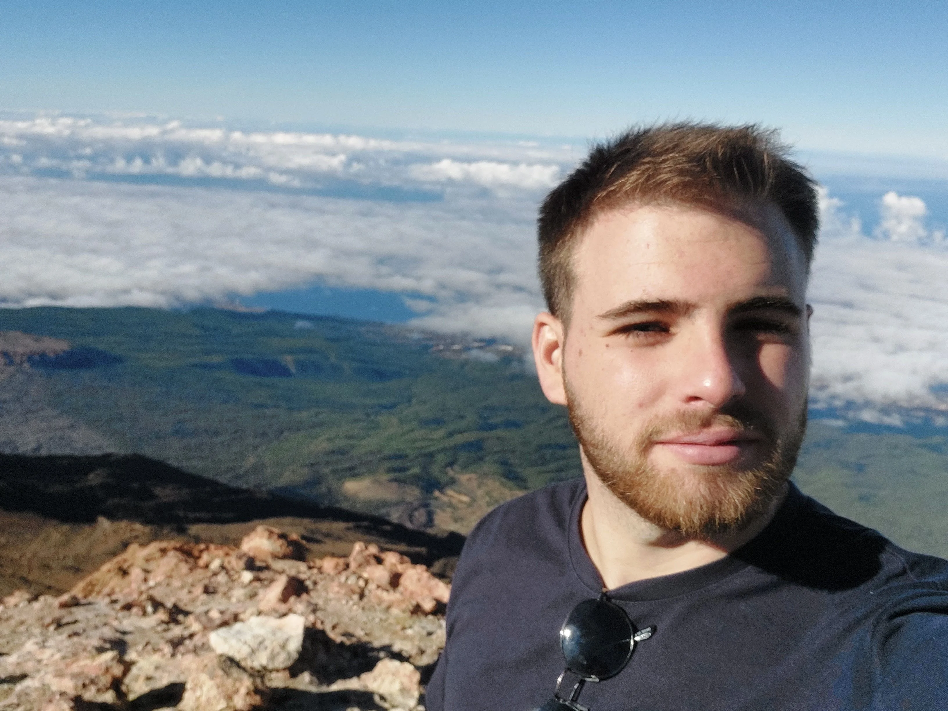 Retrato de Raúl Berna Riera en la cima de una montaña con el valle al fondo
